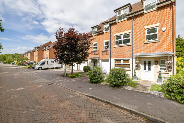 Hawthorn Way, Lindford, GU35
