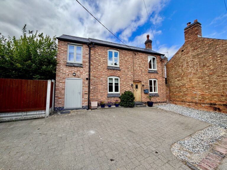 Leicester Road, Sharnford, LE10