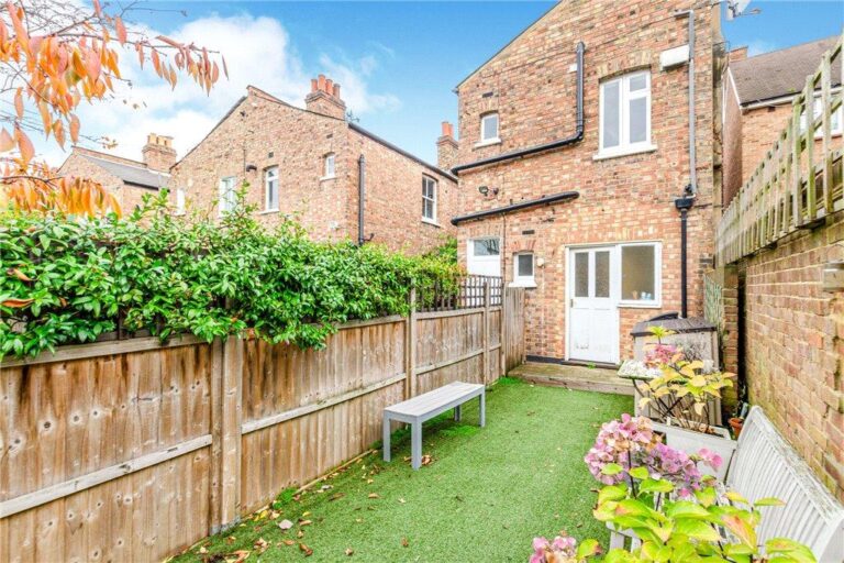 St. Albans Avenue, London, W4